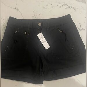 NWT White House Black Market Black Mid-Rise 4 1/2” Pret-a-play short, Size 2